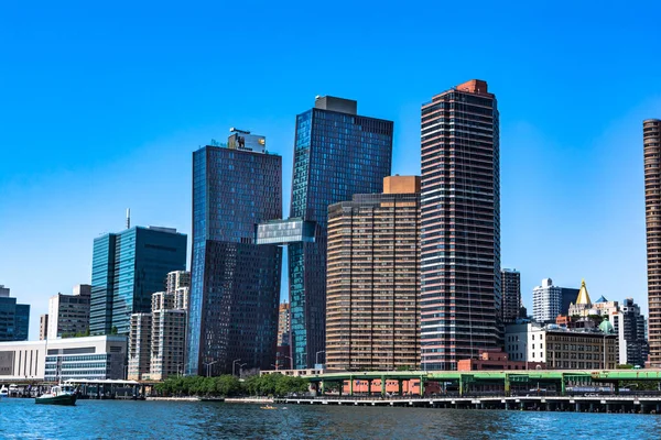 Arranha-céus de Manhattan de East River, NYC — Fotografia de Stock