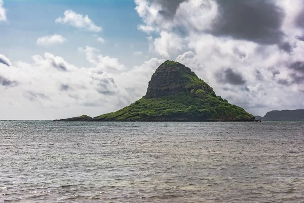 Mokolii Island view з Kualoa Beach Park, Оаху, Гаваї — стокове фото