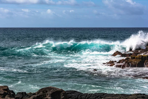Keoniloa Körfezi 'nde dalgalar, Kauai, Hawaii