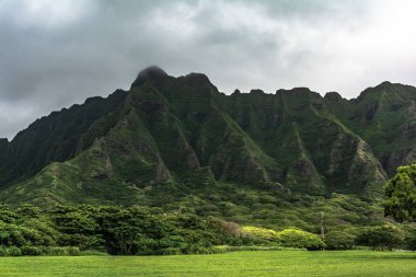 Oahu, Hawaii'nin rüzgarlı tarafında Kialoa Ridge Dağı'nın görünümü