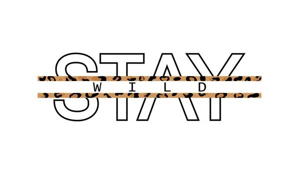Texte décoratif Stay Wild avec motif de peau de léopard. Typographie slogan pour l'impression, la conception graphique — Image vectorielle