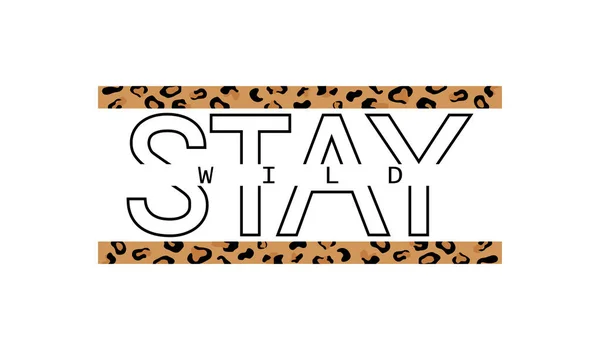 Texto decorativo Stay Wild com padrão de pele de leopardo. Slogan tipográfico para impressão, design gráfico — Vetor de Stock