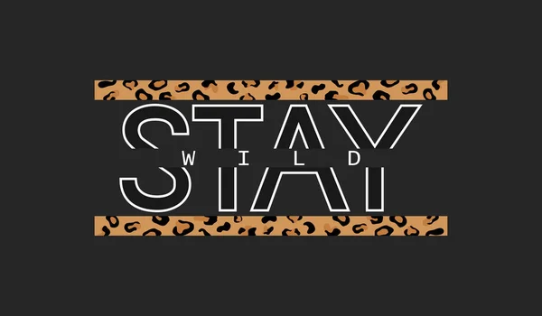 Texte décoratif Stay Wild avec motif de peau de léopard. Typographie slogan pour l'impression, la conception graphique — Image vectorielle