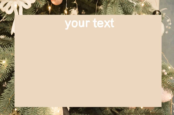 Kerstboom met speelgoed en slingers. Nieuwe jaar vakantie. Achtergrond voor tekst. — Stockfoto