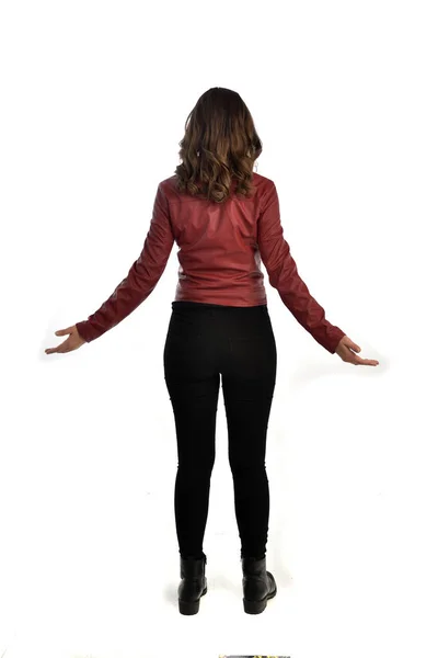赤い革のジャケット 黒のジーンズとブーツを身に着けているブルネットの女の子の完全な長さの肖像画 立ちポーズ 白いスタジオ背景に分離 — ストック写真