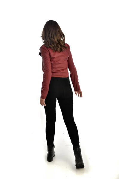 Ganzkörperporträt Eines Brünetten Mädchens Das Rote Lederjacke Schwarze Jeans Und — Stockfoto