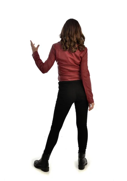 Ganzkörperporträt Eines Brünetten Mädchens Das Rote Lederjacke Schwarze Jeans Und — Stockfoto