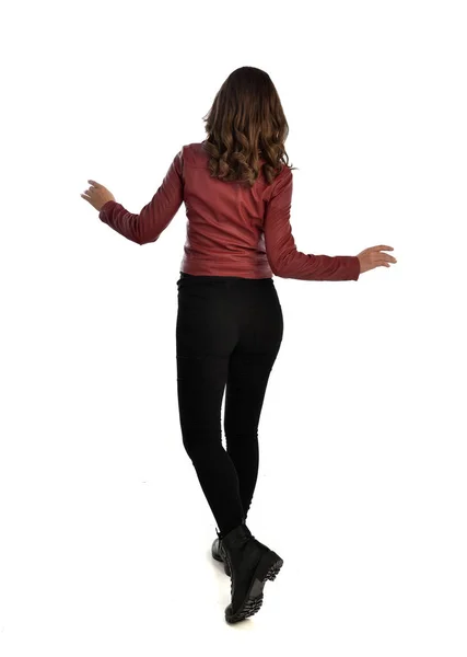 Ganzkörperporträt Eines Brünetten Mädchens Das Rote Lederjacke Schwarze Jeans Und — Stockfoto