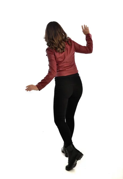 Tam Uzunlukta Kırmızı Deri Ceket Siyah Kot Pantolon Bot Giyen — Stok fotoğraf