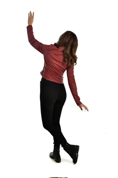 Tam Uzunlukta Kırmızı Deri Ceket Siyah Kot Pantolon Bot Giyen — Stok fotoğraf