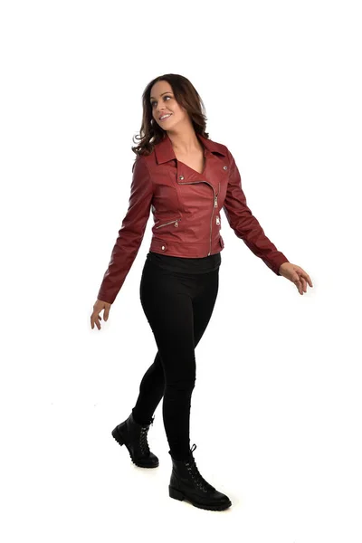 Retrato Longitud Completa Chica Morena Con Chaqueta Cuero Rojo Jeans — Foto de Stock