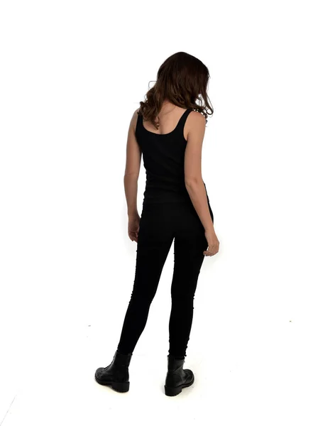 Teljes Hossza Portréja Barna Lány Visel Fekete Trikó Jeans Farmer — Stock Fotó