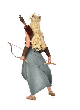 tam uzunlukta fantezi toga elbisesi giymiş ve ok ve yay tutan güzel sarışın Bayan portresi. Beyaz arka plan üzerinde ayakta poz.
