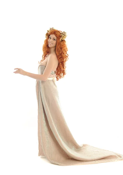 ファンタジー栂ドレス 白い背景の上に立ってポーズを着てかわいい赤髪の女性の完全な長さの肖像画 — ストック写真