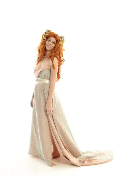 全长肖像漂亮的红头发女士穿着梦幻长袍 站在白色背景姿势 — 图库照片