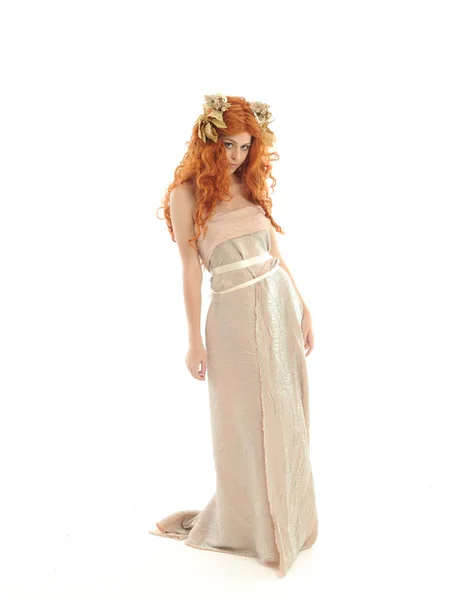 全长肖像漂亮的红头发女士穿着梦幻长袍 站在白色背景姿势 — 图库照片