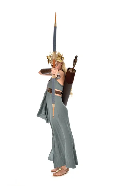 ファンタジー栂ガウンを身に着けていると 弓と矢を持ってかなりブロンドの女性の完全な長さの肖像画 白い背景の上の立ちポーズ — ストック写真