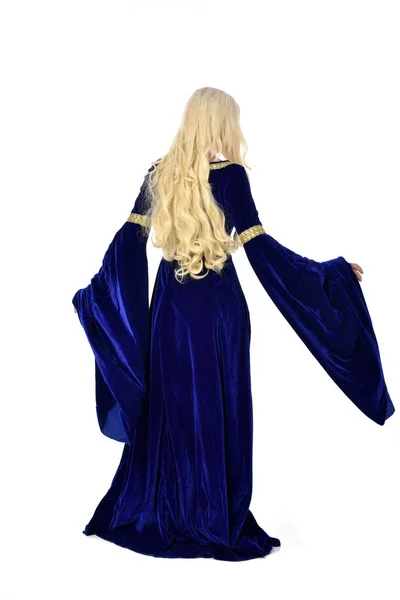 Pełna Długość Portret Ładny Blondynka Pani Sobie Suknia Średniowieczna Niebieski — Zdjęcie stockowe