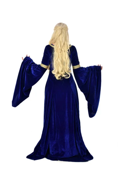 Ολόσωμο Πορτρέτο Του Όμορφη Ξανθιά Κοπέλα Φορώντας Ένα Μεσαιωνικό Φόρεμα — Φωτογραφία Αρχείου