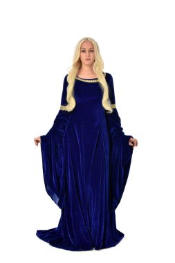 tam uzunlukta bir mavi fantezi Ortaçağ elbisesi giymiş güzel sarışın kadın portresi. Beyaz arka plan üzerinde ayakta poz.