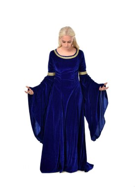 tam uzunlukta bir mavi fantezi Ortaçağ elbisesi giymiş güzel sarışın kadın portresi. Beyaz arka plan üzerinde ayakta poz.