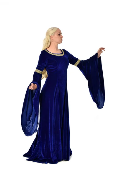 Ganzkörperporträt Einer Hübschen Blonden Dame Einem Blauen Mittelalterlichen Fantasiegewand Stehende — Stockfoto