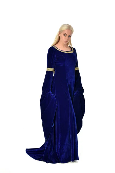 Портрет Красивої Блондинки Блакитній Фантастичній Середньовічній Сукні Стояча Поза Білому — стокове фото