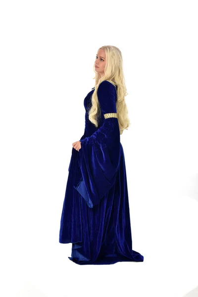 青いファンタジー中世ドレスを着てかなりブロンドの女性の完全な長さの肖像画 白い背景の上の立ちポーズ — ストック写真