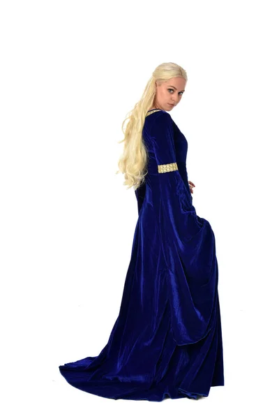 Ολόσωμο Πορτρέτο Του Όμορφη Ξανθιά Κοπέλα Φορώντας Ένα Μεσαιωνικό Φόρεμα — Φωτογραφία Αρχείου
