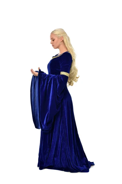 Портрет Красивої Блондинки Блакитній Фантастичній Середньовічній Сукні Стояча Поза Білому — стокове фото