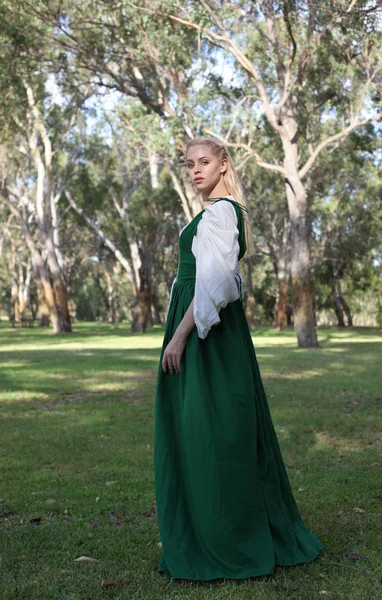 Портрет Повної Довжини Блондинки Зеленій Середньовічній Сукні Блукаючи Через Ліс — стокове фото