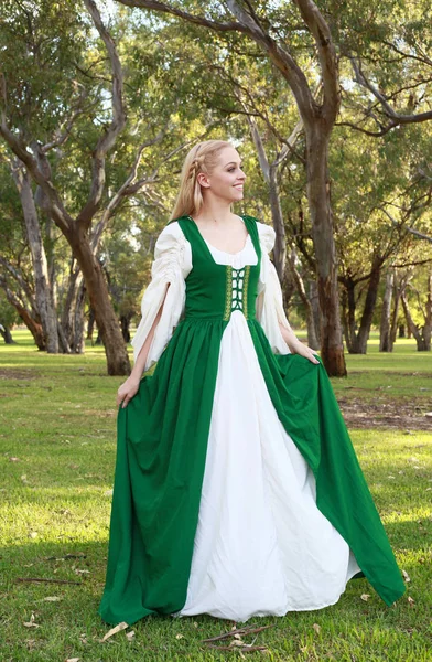 Retrato Longitud Completa Mujer Rubia Con Vestido Medieval Verde Vagando —  Fotos de Stock