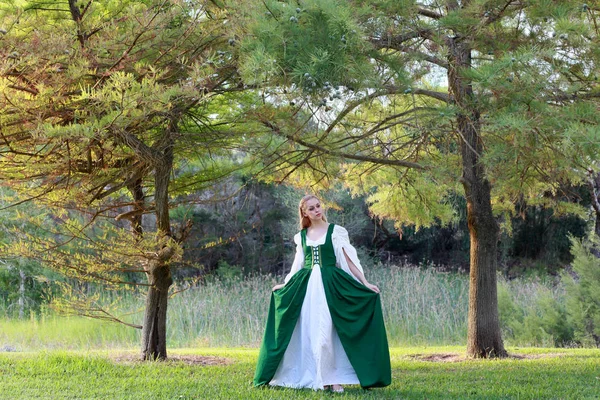 Retrato Comprimento Total Mulher Loira Vestindo Vestido Medieval Verde Vagando — Fotografia de Stock