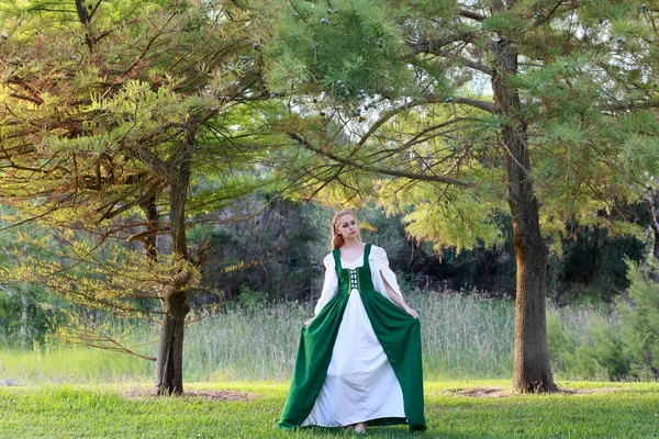 Retrato Comprimento Total Mulher Loira Vestindo Vestido Medieval Verde Vagando — Fotografia de Stock