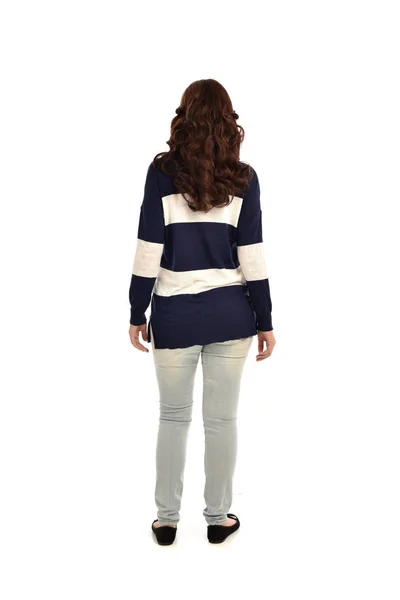 Ganzkörperporträt Eines Mädchens Jeans Und Lässigem Pullover Stehende Pose Isoliert — Stockfoto