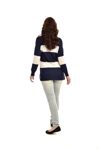 ジーンズやカジュアルなジャンパーを着ている少女の完全な長さの肖像画 立ちポーズ 白いスタジオ背景に分離 — ストック写真