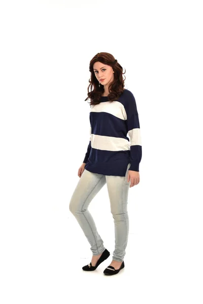 Retrato Comprimento Total Menina Vestindo Listrado Azul Branco Jumper Jeans — Fotografia de Stock