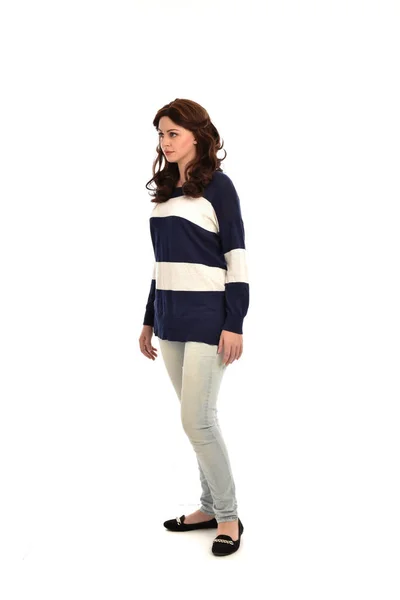 Retrato Comprimento Total Menina Vestindo Listrado Azul Branco Jumper Jeans — Fotografia de Stock
