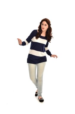 Tam boy çizgili mavi ve beyaz jumper ve kot giyen kız portresi. beyaz stüdyo arka plan üzerinde ayakta poz.