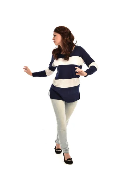 Ganzkörperporträt Eines Mädchens Gestreiftem Blau Weißen Pullover Und Jeans Stehende — Stockfoto