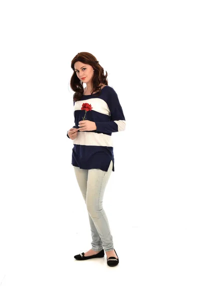 Retrato Comprimento Total Menina Vestindo Listrado Azul Branco Jumper Jeans — Fotografia de Stock