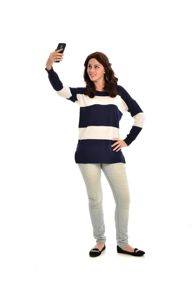 Tam Uzunlukta Bir Cep Telefonu Kullanarak Şeritli Mavi Beyaz Jumper — Stok fotoğraf