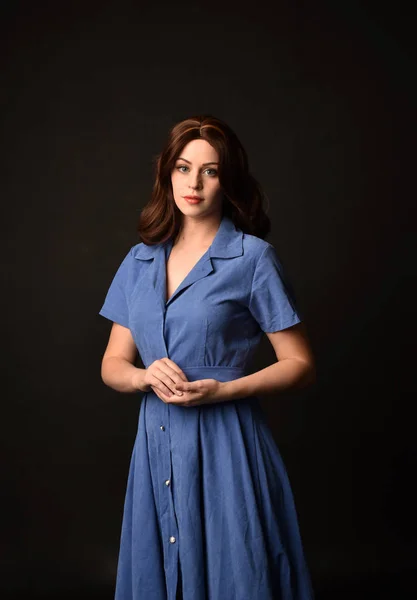 青いドレスを着ているブルネットの女性の肖像画 黒のスタジオの背景にもたらされる — ストック写真
