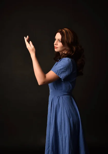 Портрет Брюнетки Блакитній Сукні Позування Чорному Студійному Фоні — стокове фото