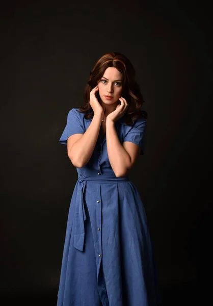 Retrato Dama Morena Con Vestido Azul Posado Sobre Fondo Estudio —  Fotos de Stock