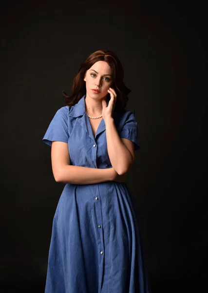 Retrato Dama Morena Con Vestido Azul Posado Sobre Fondo Estudio —  Fotos de Stock
