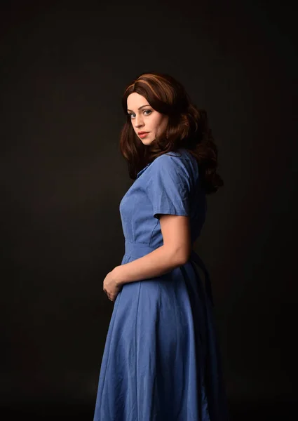 Retrato Dama Morena Con Vestido Azul Posado Con Espalda Cámara —  Fotos de Stock