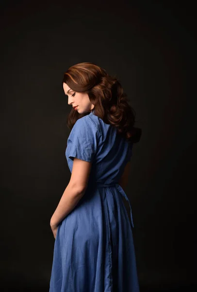Retrato Senhora Morena Vestindo Vestido Azul Posou Com Volta Para — Fotografia de Stock