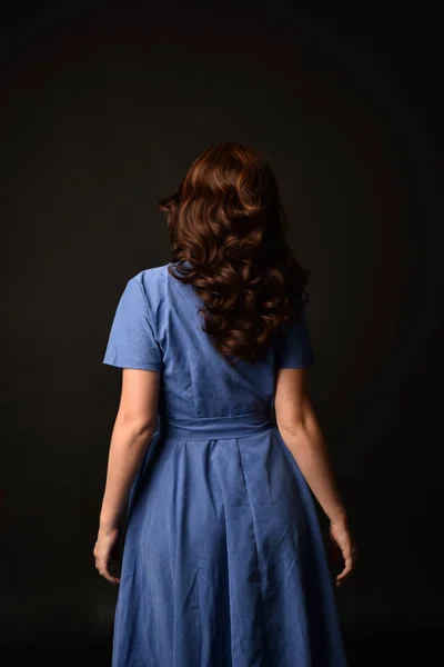 Retrato Dama Morena Con Vestido Azul Posado Con Espalda Cámara — Foto de Stock