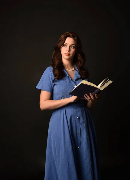 Portret Van Brunette Dame Draagt Blauwe Jurk Een Boek Houden — Stockfoto